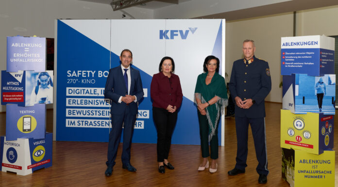 Jeder dritte Unfall durch Ablenkung: Steiermark startet Schwerpunktwoche im Straßenverkehr V.L.N.R.: Mag. Christian Schimanofsky (KFV), Elisabeth Meixner, BEd (Bildungsdirektorin Stmk), Dr. Maria Knauer-Lukas (Leiterin Verkehrssicherheit Land Stmk.), Oberst Klaus Rexeis (Landesverkehrsabteilung Stmk) © KFV/APA Fotoservice/ Michael Ferlin-Fiedler