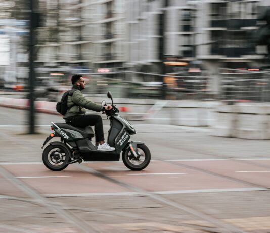 E-Moped-Fahrer