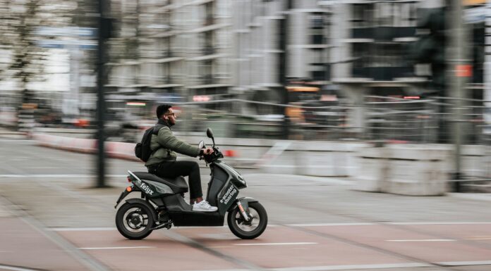 Neue Regeln für „E-Mopeds“: Ist Österreich bereit für den 1. Oktober? E-Moped-Fahrer
