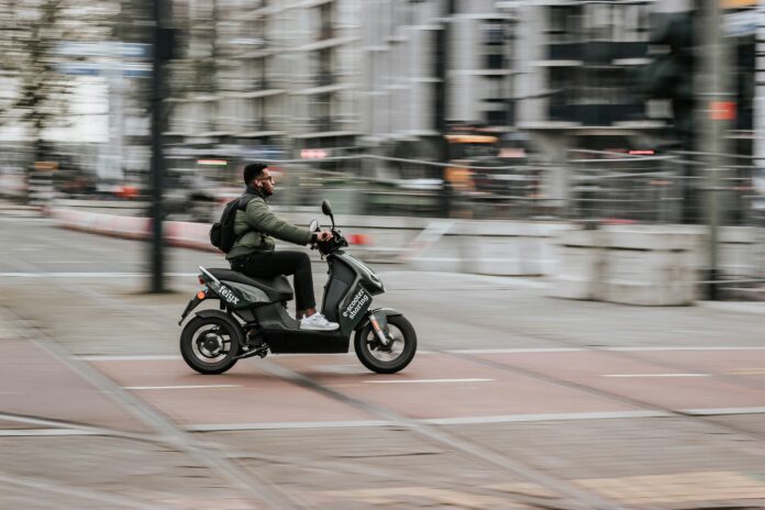 E-Moped_micheile-henderson-unsplash E-Moped-Fahrer