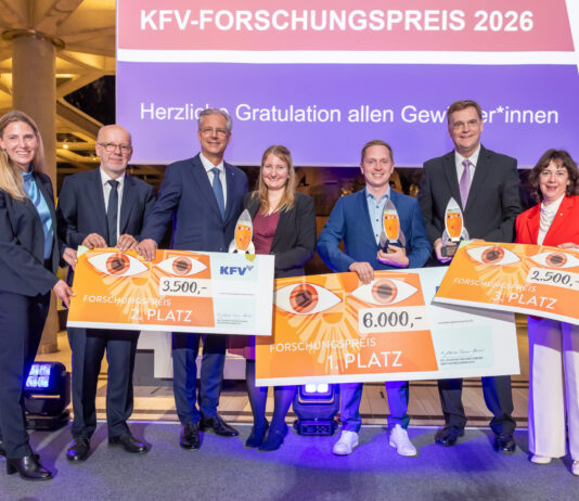 Im Bild v.l.n.r.: Dr. Johanna Trauner-Karner, Geschäftsführerin des KFV, Mag. Christian Eltner, Generalsekretär des VVO, Mag. Klaus Scheitegel, Vizepräsident des VVO, Zweitplatzierte DI Dr. Martina Hauser, Erstplatzierter Dr. Frederik Eisendle, Drittplatzierter Mag. Dr. Peter Spitzer, DI Doris Wendler, Präsidentin des KFV.